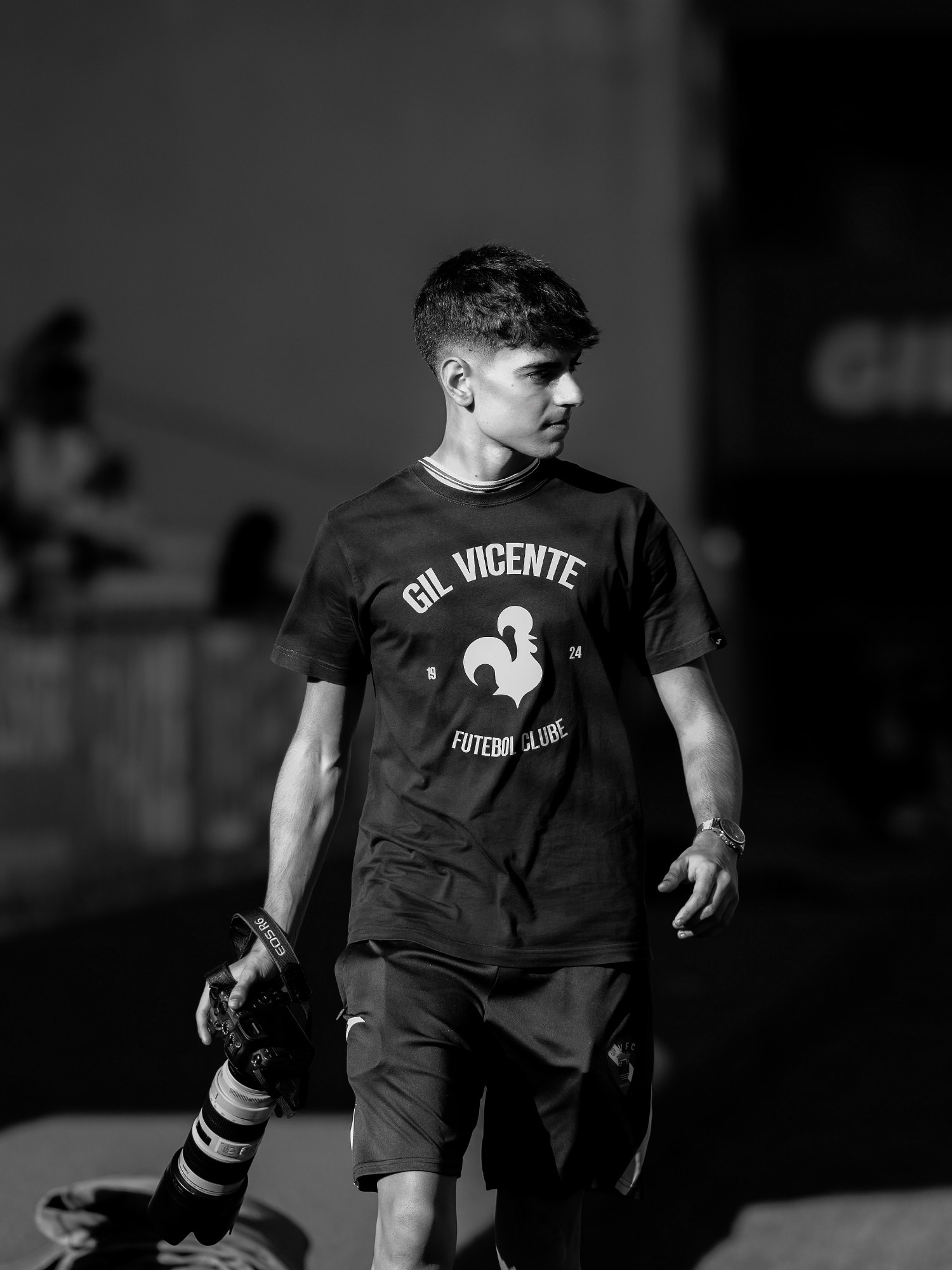Gonçalo Azevedo com a t-shirt do Gil Vicente e a câmara na mão, a preto e branco